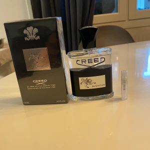 Creed Aventus Parfym 3ML - Exklusiv Creed Aventus parfym i en elegant glasflaska med svart och silver detaljer. Förpackningen är stilren och lyxig, perfekt för den som söker en sofistikerad doftupplevelse. Flaskan rymmer 3 ml av denna ikoniska doft.