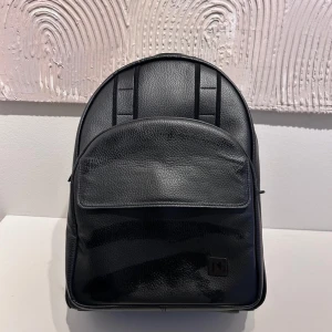 Ryggsäck  - Bredd: 30 cm / 11,8 tum Höjd: 40 cm / 15,7 tum Längd: 23 cm / 9,1 tum Vikt: 1,1 kg / 2,4 lbs MATERIAL Ytterskal: PU-läder samt med TC-stöd 1 mm Innerfoder: 100% polyester 200D PASSAR Laptopficka passar en 13" Macbook Pro med lätthet Trådlås i botten av påsen Dold anslutningssystem kompatibelt med resten av Db-sortimentet Säkerhetsficka med dragkedja på baksidan av väskan, närmast baksidan, för värdesaker som pass, nycklar m.m.