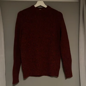 Vinröd stickad tröja - Säljer en vinröd stickad tröja från H&M L.O.G.G. med långärmad design. Perfekt för kyligare dagar med sin mysiga och varma känsla. Tröjan har en enkel och stilren look som passar till många tillfällen.