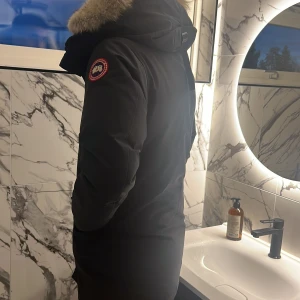 Canada goose jacka  - Säljer denna Canada goose jacka, nypris 16 tusen kr köptes i Nk förra året, den är äkta och kan också bevisas igenom en äktheskontroll hör av dig vid någon fråga priset går att diskutera 