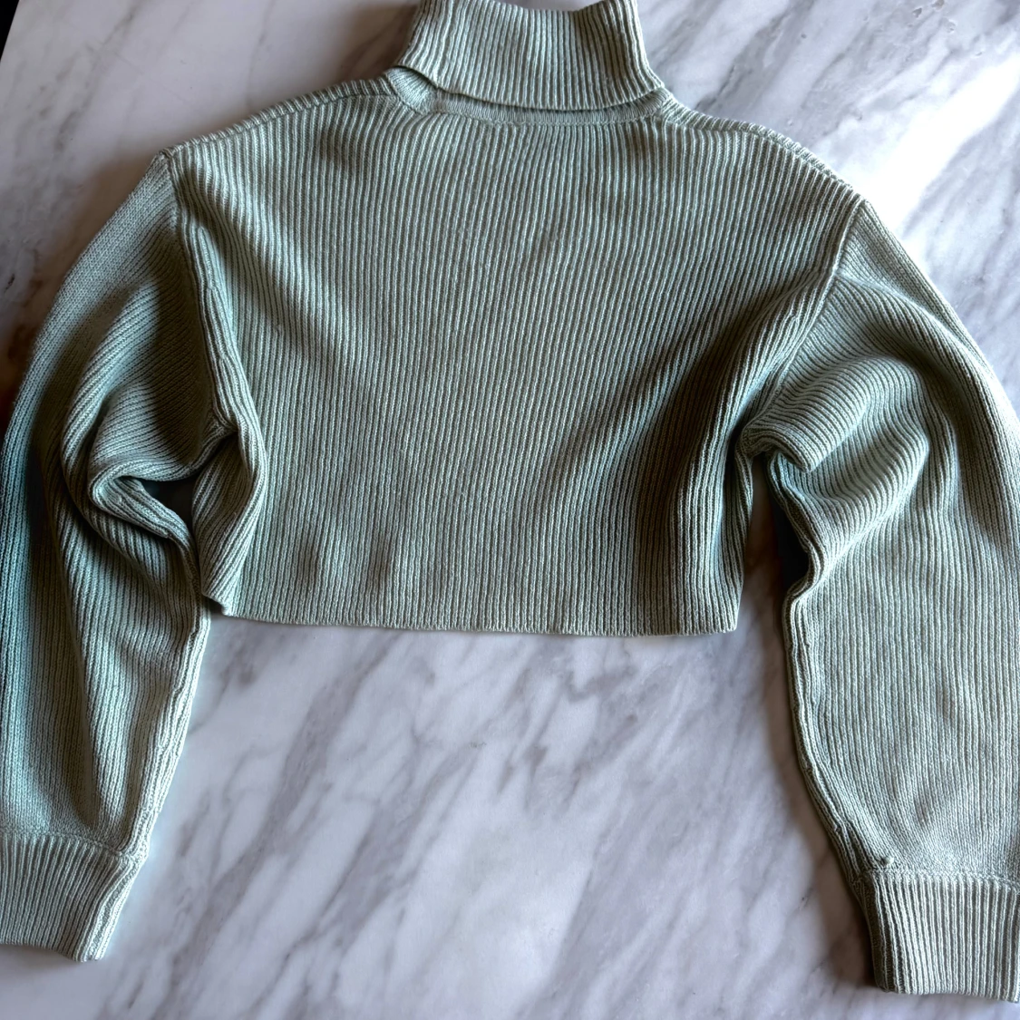 Grön ribbad croppad polotröja