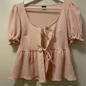 Rosa blus  - Super gullig rosa blus från Gina Tricot som jag köpte här på Plick, men som tyvärr inte passade ❣️