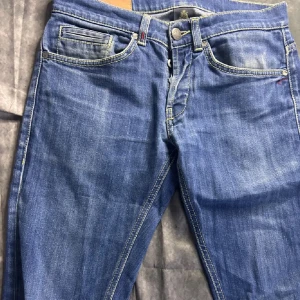 Dondup George slim fit jeans - Mycket fint skick | size 30 fits w29 | nypris 3000 vårt 549 | fraktar spårbart inom 24 timmar med PostNord eller instabox |
