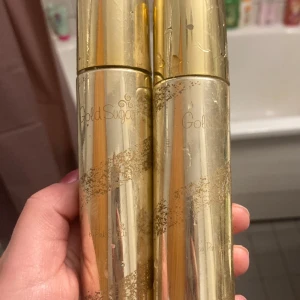 Gold Sugar(OBS:kan ej garantera att doften inte ändrat såg,varit stående i några år) - Säljer 2 st  Gold Sugar Eau de Toilette(båda 50 ml från början) från Aquolina. Flaskorna är slitna och guldfärgen har flagnat av en hel del.Skulle uppskatta att det är minst 30% i den ena och minst 70% kvar av innehållet i den andra.Kan inte garantera att doften är som den ska då de stått länge,köper du accepterar du skicket.Personligen tycker jag att doften påminner lite om solkrämsdoft och cocos.