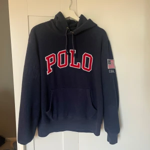 Blå polo Ralph lauren hoodie  - Säljer denna blåa Polo Ralph lauren hoodie i storlek M. Inga deffekter och knappt använd. Material är fleece och hör av dig vid frågor!