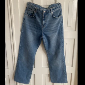 Blåa raka jeans - Snygga blå jeans med en klassisk femficksdesign. De har en rak passform. Säljer eftersom jag inte använder längre 👖