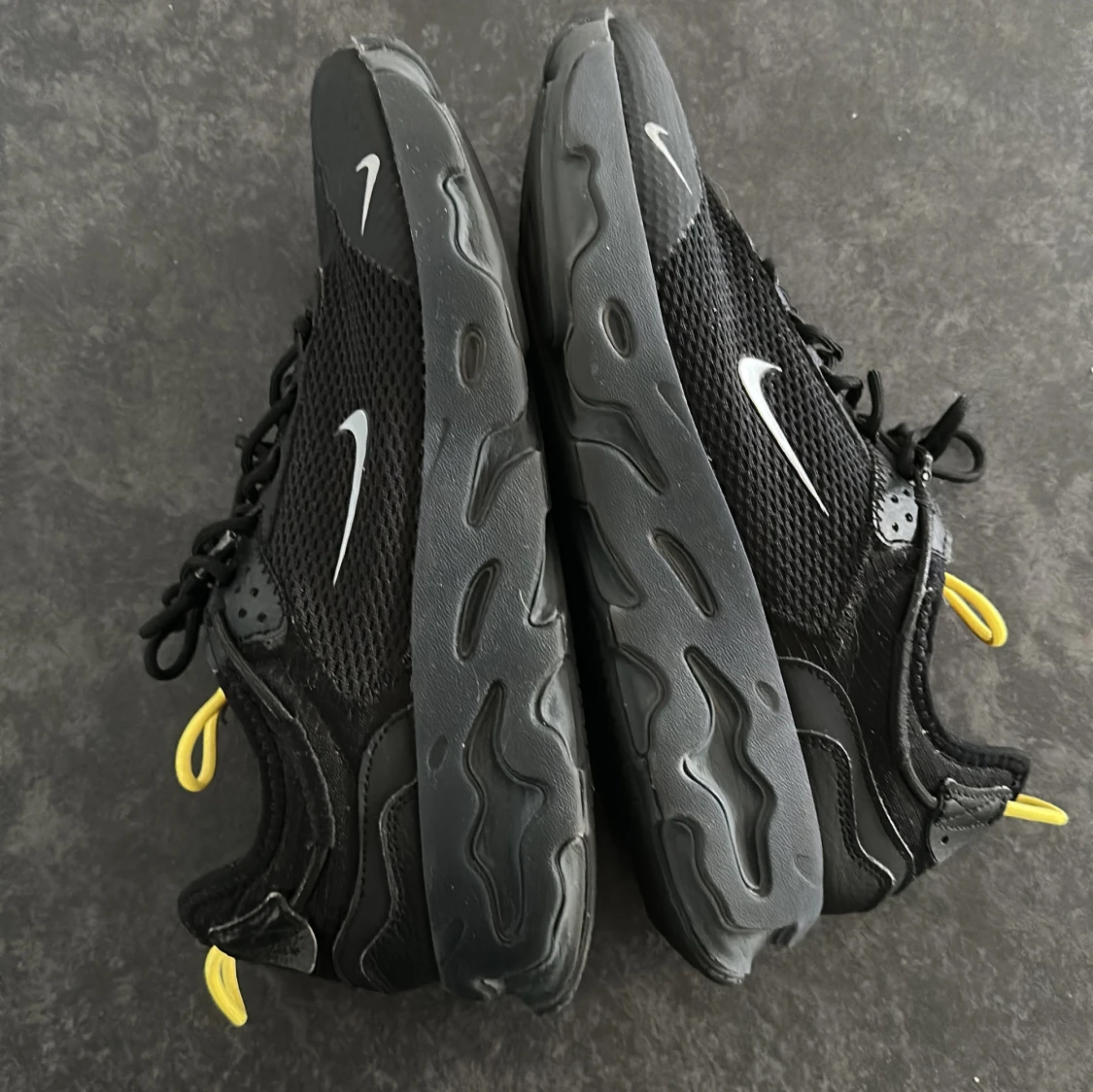 Svarta Nike sneakers med gula detaljer