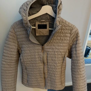 Quiltad jacka  - Snygg beige quiltad jacka från Urban Lie. Storlek m men skulle säga s