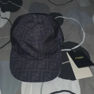 Svart fendi keps - Aldrig använd svart fendi keps i perfekt kondition. Perfekt för sommaren