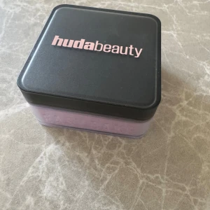  Huda Beauty powder - Testad en gång därav som helt ny!!!                             Storlek: 20g