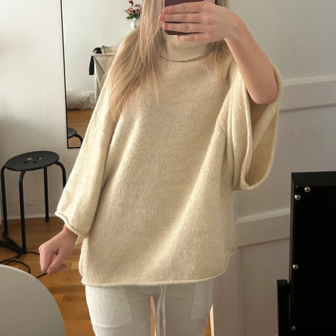 Beige stickad poncho