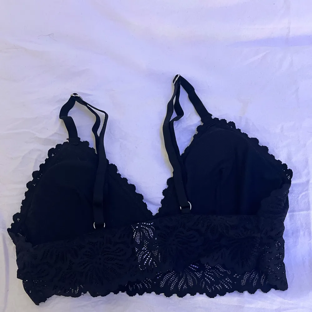 Helt ny från lager 157 Snygg svart bralette i spets med justerbara axelband. Perfekt för en chic och bekväm look. Den har ett vackert blommönster och en bred spetskant nedtill. Skriv vid köp eller frågor . Muu.