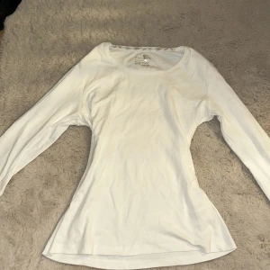 Vit långärmad topp - Fin vit tröja den är lite kortare i ärmarna. Bra Basic tröja🥰