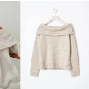 Beige offshoulder tröja - Säljer en mysig beige offshoulder tröja med ribbade detaljer vid ärmslut och nederkant. Perfekt för en stilren och avslappnad look. Passar bra till både jeans och kjol. Säljer pga av att den inte kommer till användning 