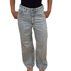 Ljusblå jeans från Sézane - Stylish light blue jeans from Sézane in a relaxed fit. They are made of denim. They are super comfortable and flattering . length of the jeans are 68.5 cm , waist size is 66-70 cm 