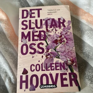 Det slutar med oss - Boken 'Det slutar med oss' av Colleen Hoover är en gripande berättelse om kärlek och svåra val. Den följer Lily som navigerar komplexa relationer och känslor i Boston. En New York Times bästsäljare, hyllad för sin emotionella djup och insiktsfulla skildring.