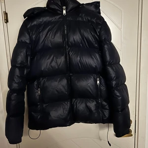 Jean Paul Gaultier jacka herr M/L - Jean Paul gultier jacka herr Mörklbå. M i storlek men sitter mer som L i storlek. Väldigt fluffig jacka som är varm. Pris 2750
