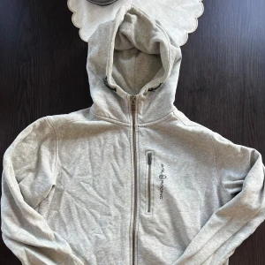 Grå Sail Racing hoodie - Säljer min gråa Sail Racing hoodie i stk M. 