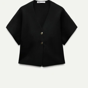 Helt ny svart topp från zara - Snygg svart topp från Zara med korta ärmar och två knappar framtill. Passar perfekt till allt, super fin och skön🥰Aldrig använd 