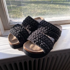 Svarta skor från Duffy - Snygga svarta skor från Duffy med stickade remmar. Perfekta för en avslappnad sommarlook. Perfekt nu till sommaren! Använda ett fåtal gånger under sommaren 2024 🥰