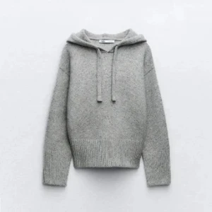 Grå stickad hoodie  - Trendig stickad hoodie från Zara