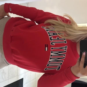 Röd Tommy Hilfiger sweatshirt - Jätteskön snygg sweatshirt från Tommy Hilfiger ❣️