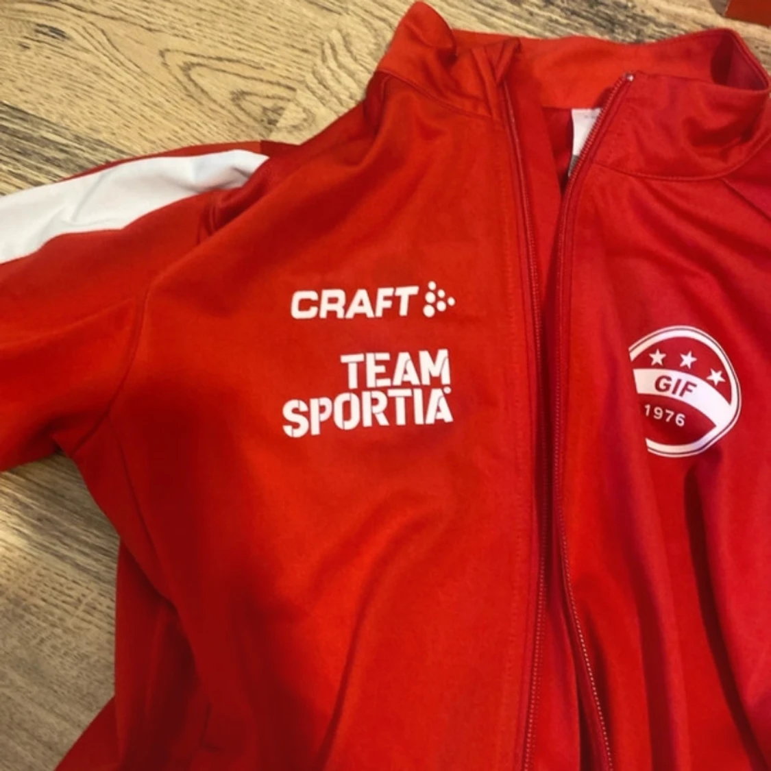 Röd träningsjacka från Craft GIF