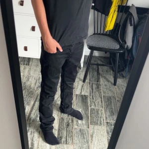 Svarta jeans från Tiger of Sweden - Ett par sköna jeans från Tiger of Sweden. Dom har bara använts ett par gånger så det är ett väldigt fint skick. Dom passar dig som är runt 170cm. Om ni har har några frågor eller funderingar kring jeansen är det bara att kontakta mig!👌