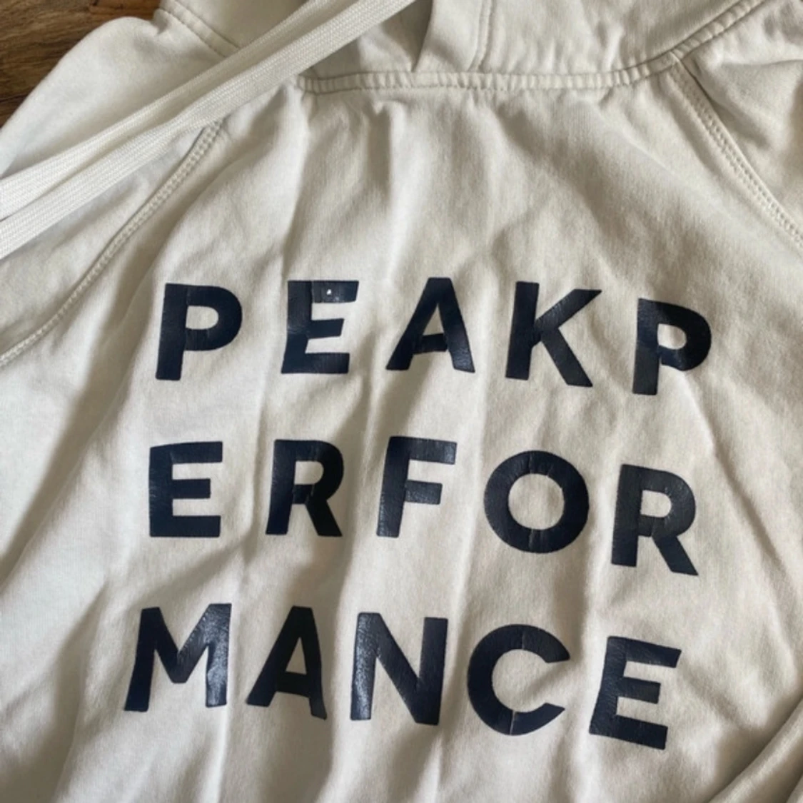 Vit hoodie från Peak Performance - 1