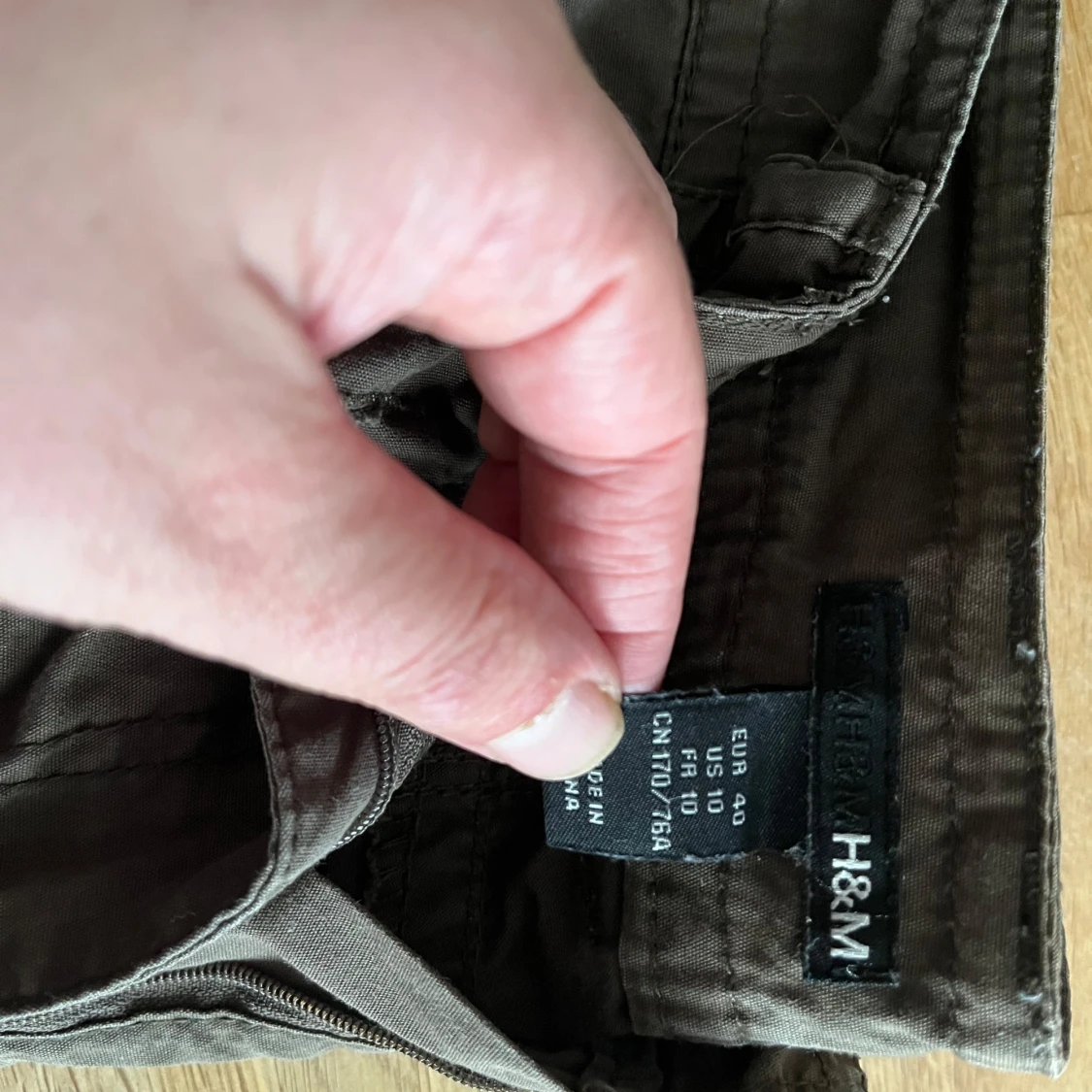 Armégröna shorts med fickor från H&M - 2