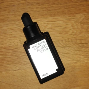 ONE THING Centella Asiatica Serum 30ml - Centella Asiatica Serum från ONE THING i en stilren, mörkbrun glasflaska med pipett. Innehåller 30 ml. Endast testad 1 gång, annars aldrig använd. Pipett aldrig vidrörd.