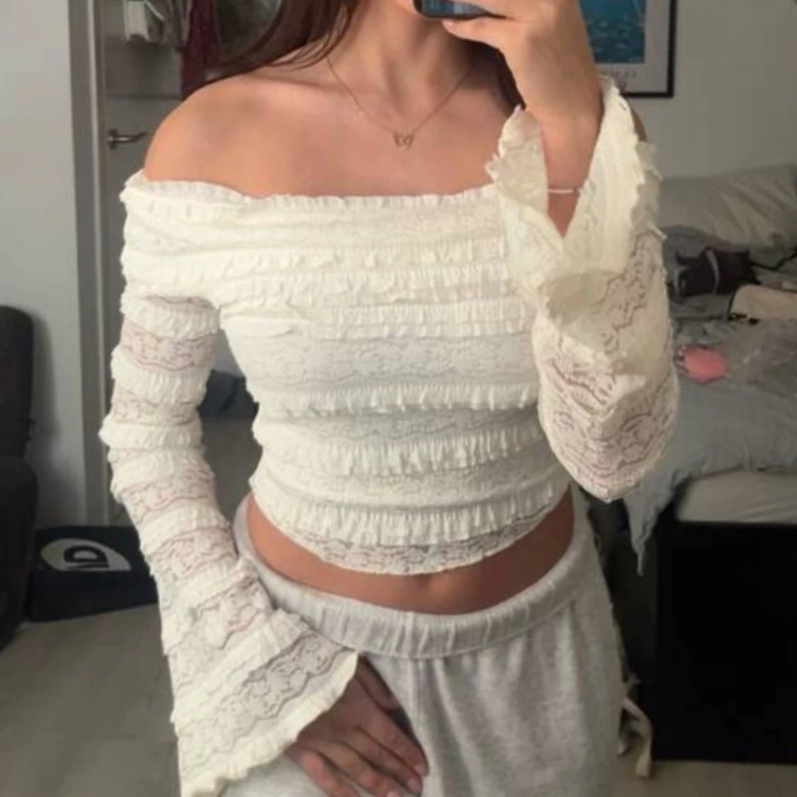 Offshoulder spetsblus med volang - 1