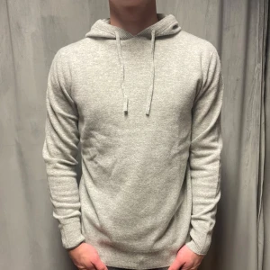 Kashmir/Merino hoodie - En fet Kashmir/merino hoodie i färgen ljusgrå! Storlek XS! Helt ny, utan defekter! Hör av dig vid frågor!🌟