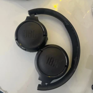 Jbl hörlurar trådlösa - Säljer ett par Jbl hörlurar, Lite av det mjuka skinnet har lossnat av men man kan byta puffar om man har. Jag använde dem förut och ljudet funkade jätte bra men fick en ny mobil och har tyvärr inte kunnat koppla dem genom bluetooth, det enda dem gör är att lysa blått.   Så vet inte om de är problemet med min mobil eller inte. men kommer ihåg att dem hade mycket bra ljud!💓 Laddaren kommer med!