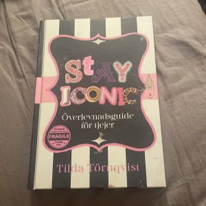 Stay Iconic: Överlevnadsguide för tjejer - Säljer denna då den inte kommer till användning för jag aldrig läser böcker. Singnerad av Tilda Törnqvist.