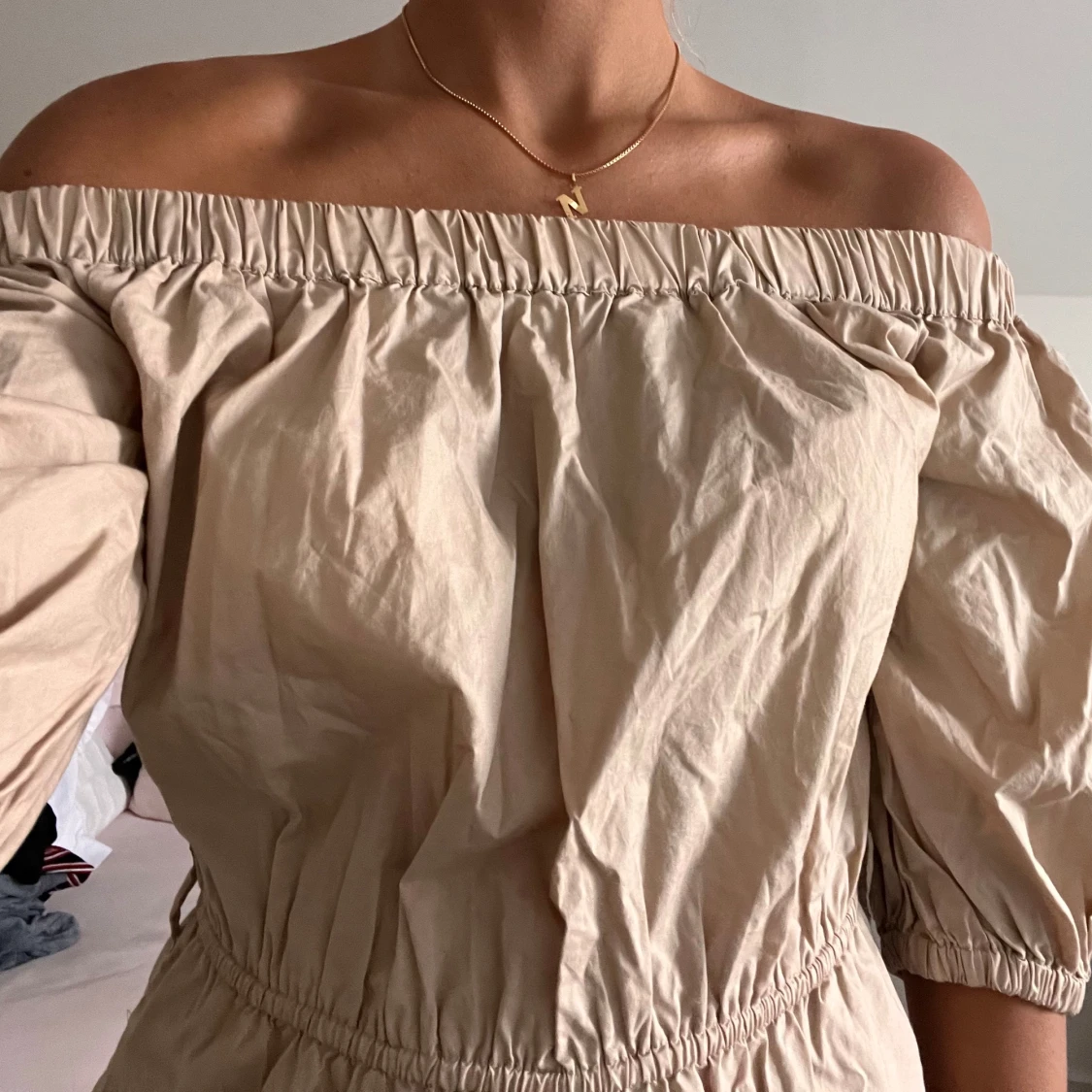 Beige offshoulder byxdress med resår - 1