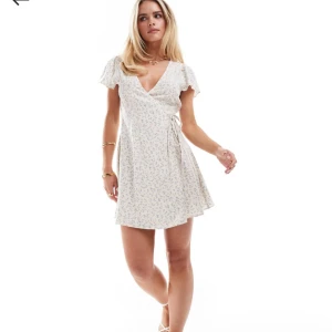 Blommig omlottklänning Miss Selfridge - Klänning från ASOS i nytt skick med prislapp kvar.