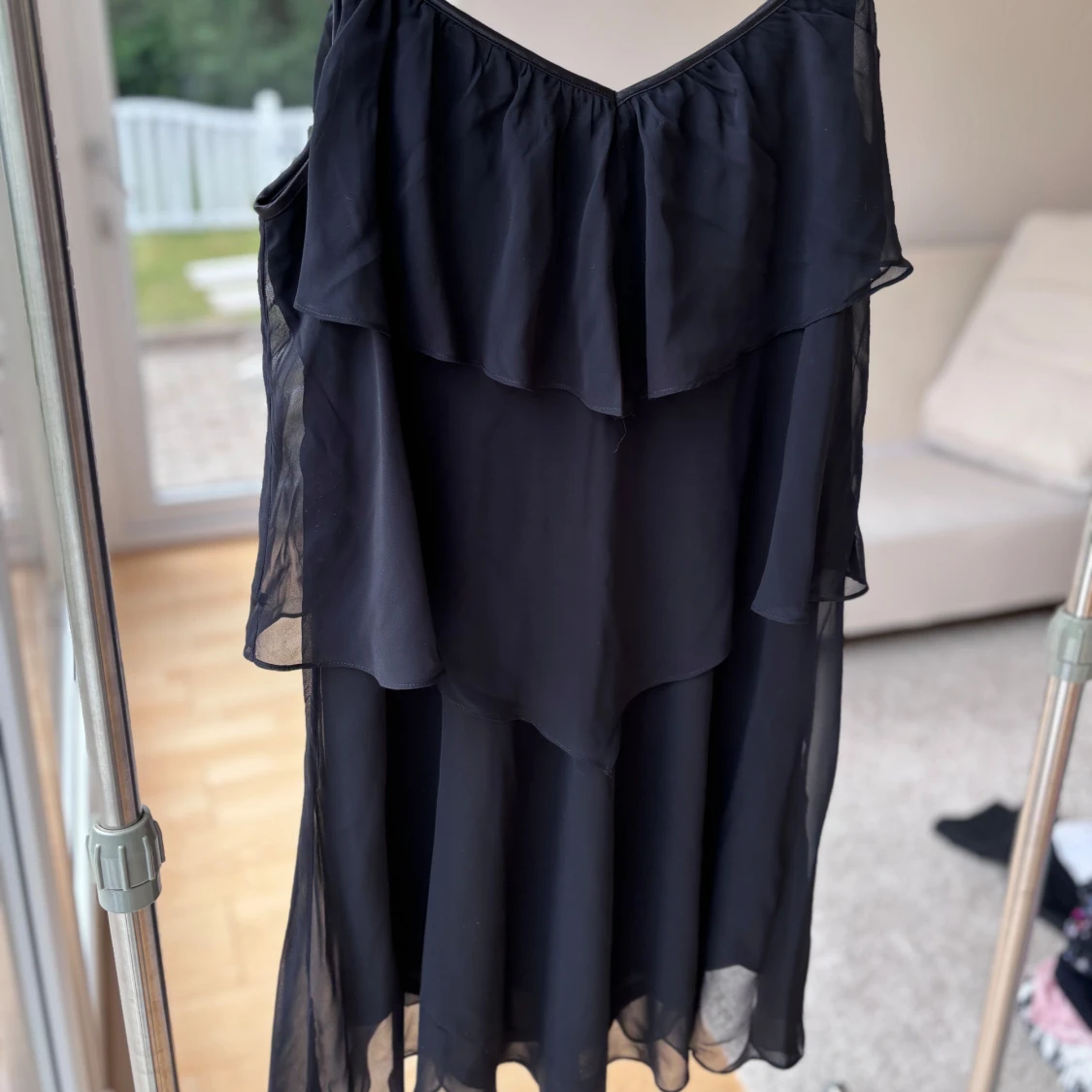 Svart omlottklänning med volang - 1