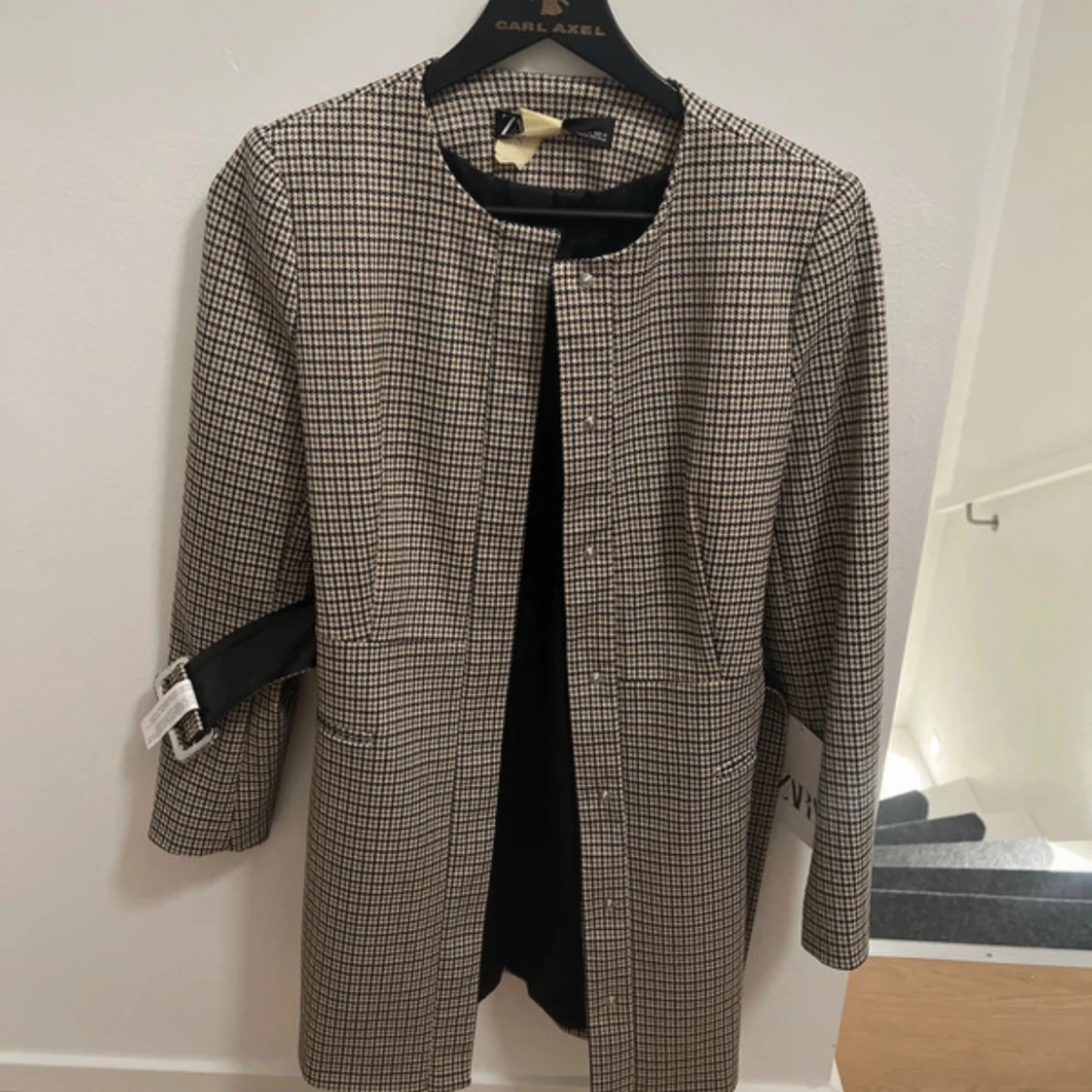 Rutig kappa med bälte i beige och svart