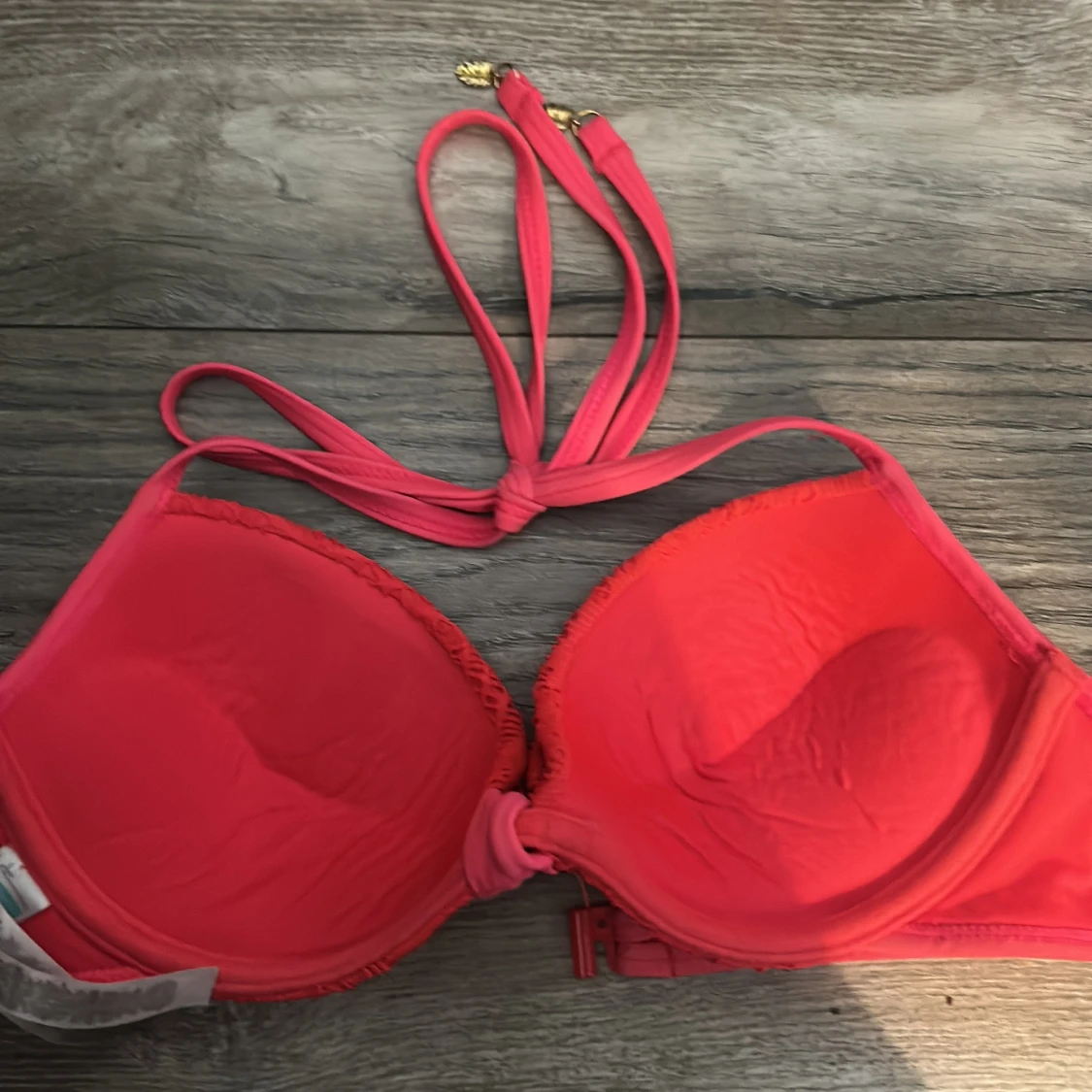 Korallfärgad bikiniöverdel med spetsdetaljer - 1