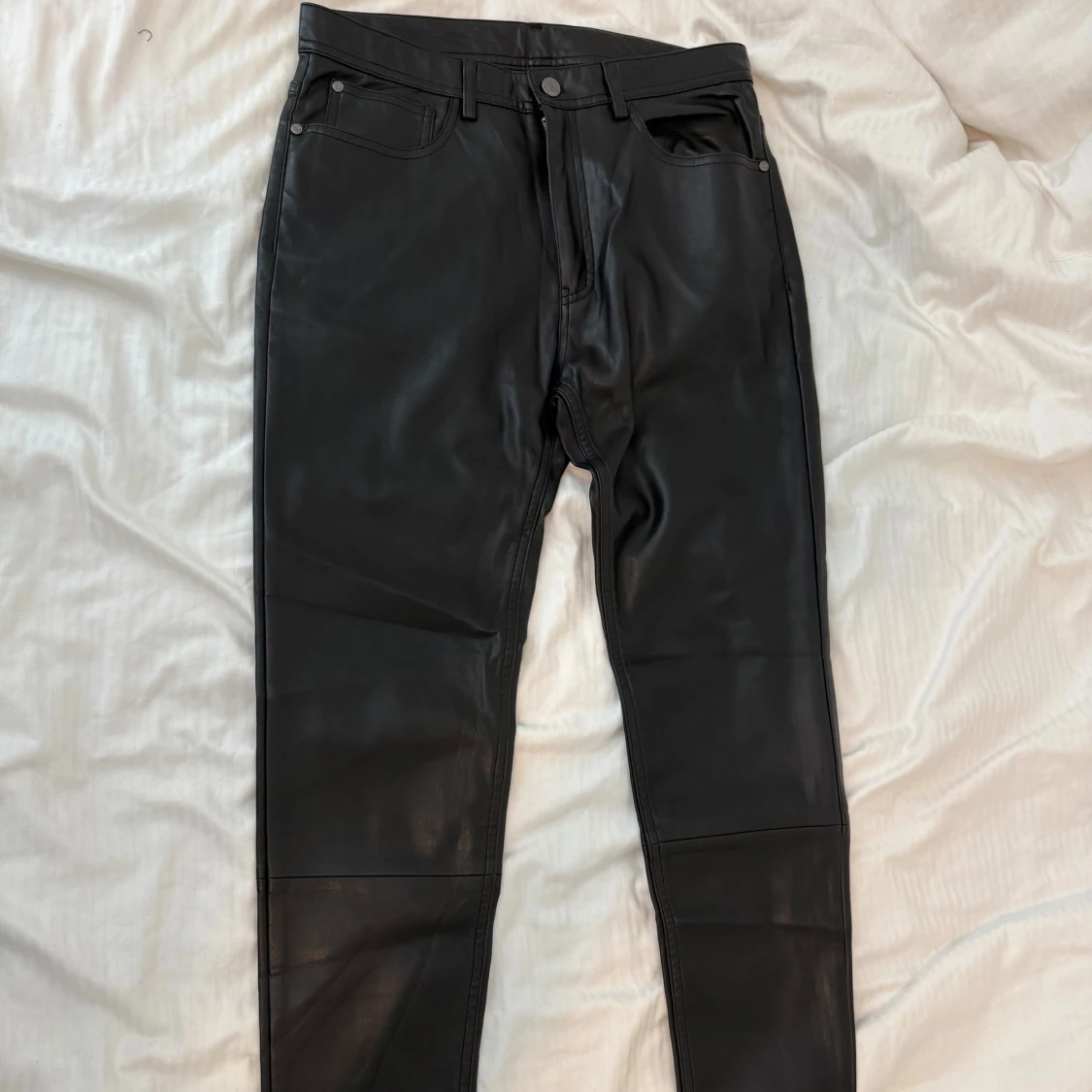 Svarta skinnbyxor från Zara, strl 38 - 2