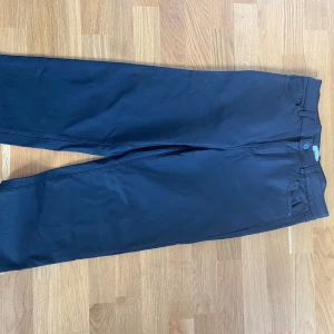 Svarta skinnbyxor - Svarta skinnbyxor med riktiga fickor på baksidan. Kan mötas upp i Trollhättan eller Alingsås. Kan skickas men då tillkommer en fraktkostnad.