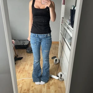 Jeans med hål - Säljer dessa populära jeansen med hål from Gina Young 14+. Säljer då de tyvärr är lite för stora i midjan. Jeansen är i XS och väldigt sparsamt använda💕