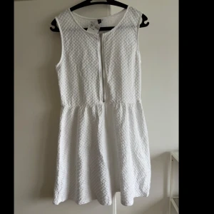 Klänning - Superfin vit kortklänning från H&an. Helt ny med prislapp kvar. Finns en liten fläck vid deagkedjan som ska gå att få bort i en tvätt. 
