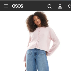 Ljusrosa kofta med volangkant från ASOS - Ny och Oanvänd Supersöt ljusrosa kofta från ASOS köptes för 420kr