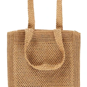 Beige shoppingväska i flätad stil - Snygg shoppingväska från AP Summer days i beige, flätad design. Väskan har två breda handtag och är tillverkad i ett naturinspirerat material som ger en chill och somrig vibe. Perfekt storlek för att bära med sig allt man behöver under dagen.