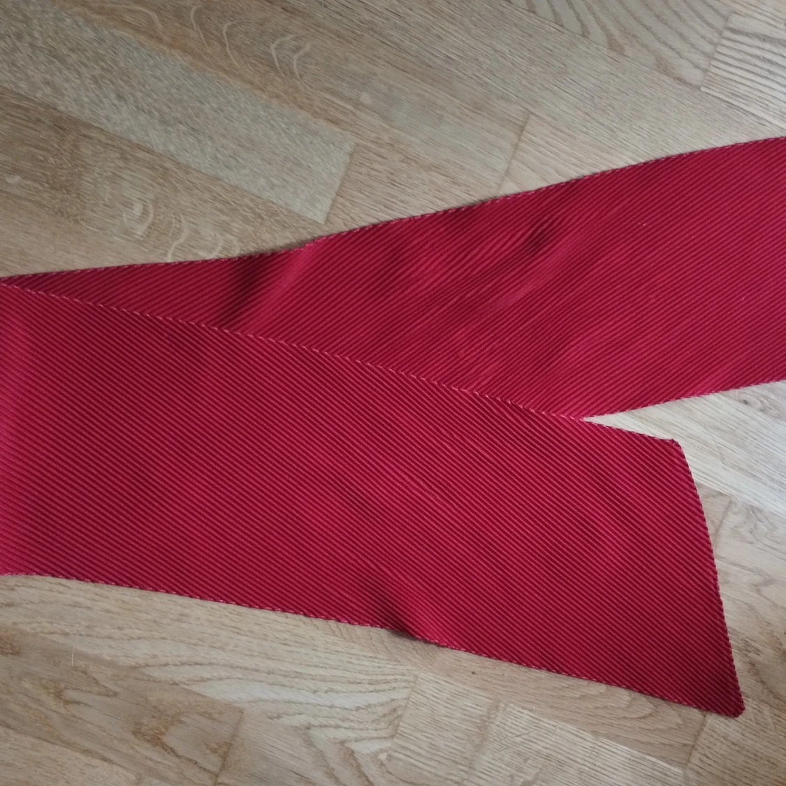 Röd plisserad avlång scarf