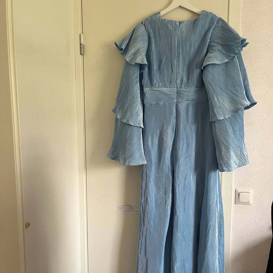 Pastellblå långklänning med volangärmar - 2