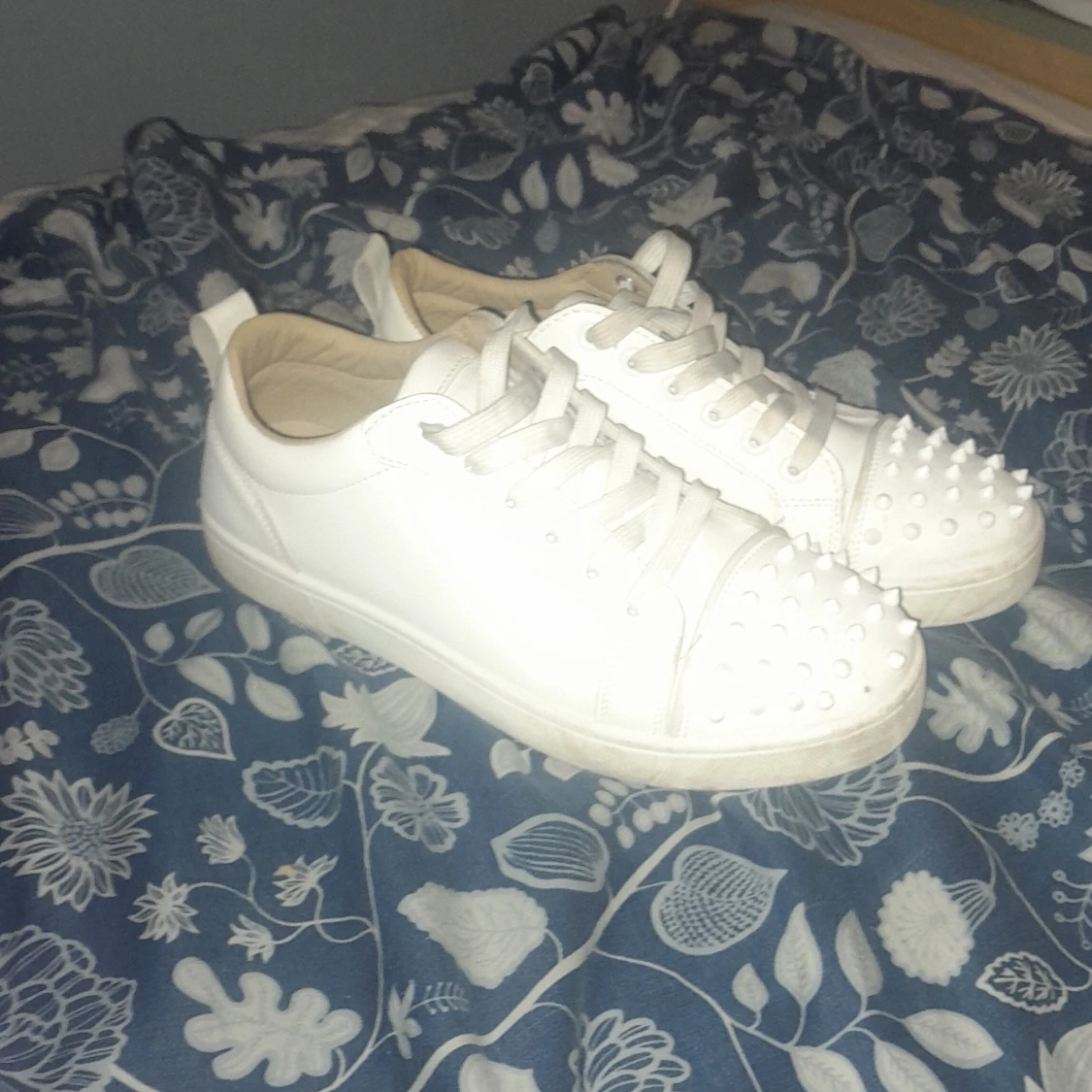 Vita sneakers med nitar och röd sula - 1