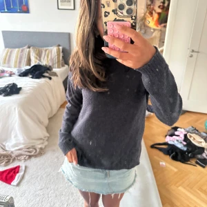 Mörkgrå stickad tröja - Mysig och så mjuk mörkblå stickad tröja från Vila. Tröjan har långa ärmar och ribbade muddar vid ärmslut och nederkant. Perfekt att slänga på sig när det är kyligt ute.😍